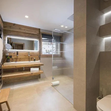 公寓 Mountain Majesty Awaits: Luxe Living In 采尔马特