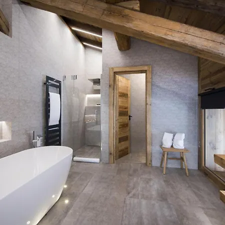 Mountain Majesty Awaits: Luxe Living In דירה *